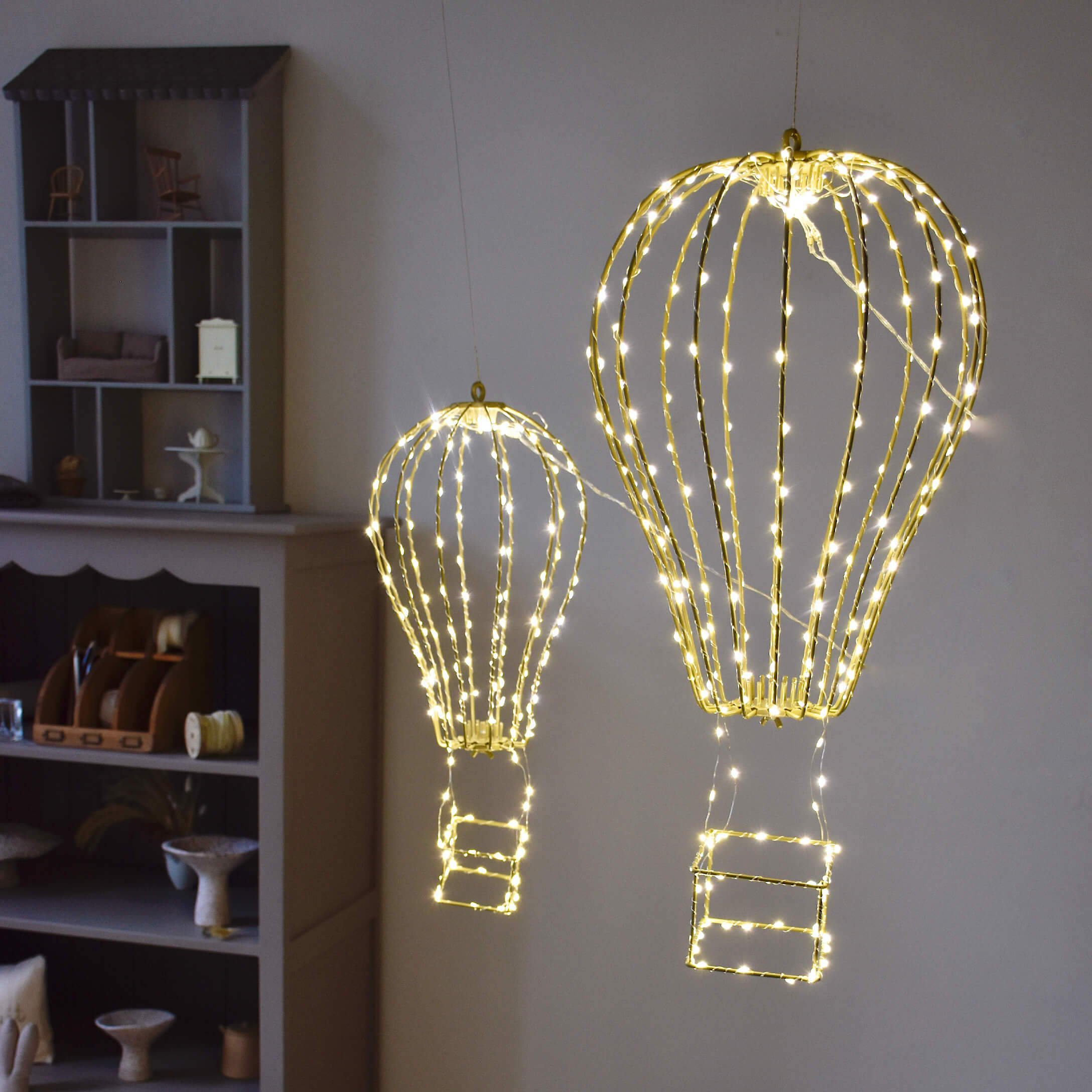 Luminaires décoratifs en forme de montgolfières en fil métallique avec lumières LED chaudes