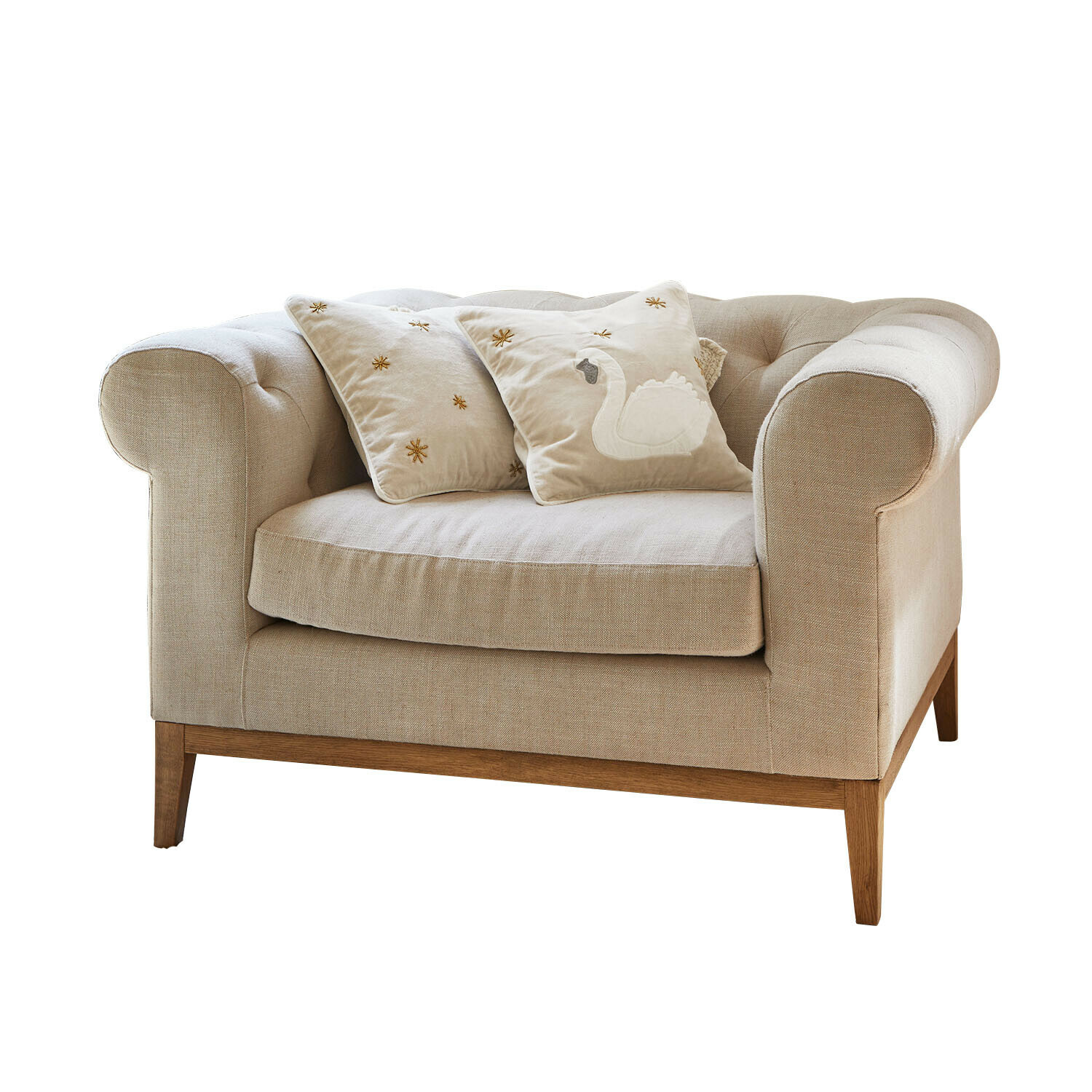 Fauteuil Fairbourne Beige stoffen bank met houten onderstel en twee sierkussens met zwaanborduursel