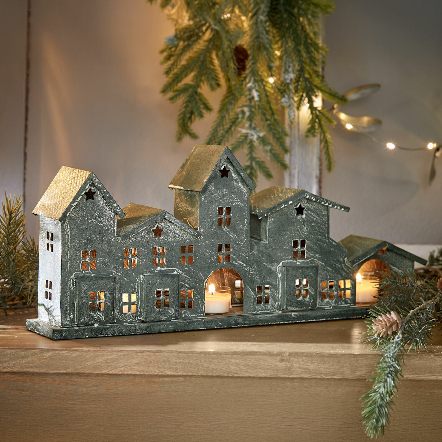 Windlicht Terivan Metalen decoratie van huisjes met kaarslicht, grijs, winterse kersttafelversiering