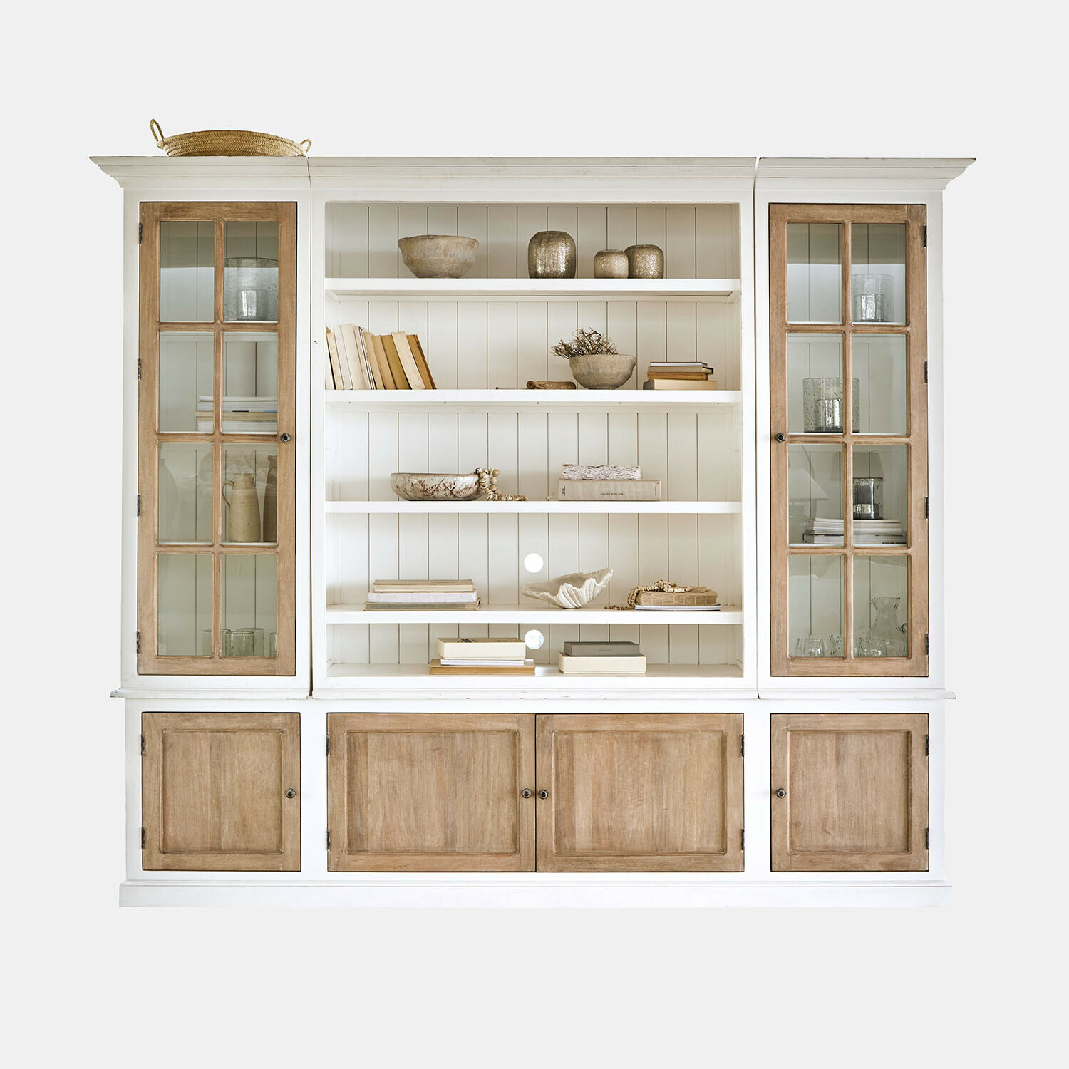 Armoire blanche en bois avec panneaux et charnières métalliques, meuble de rangement classique