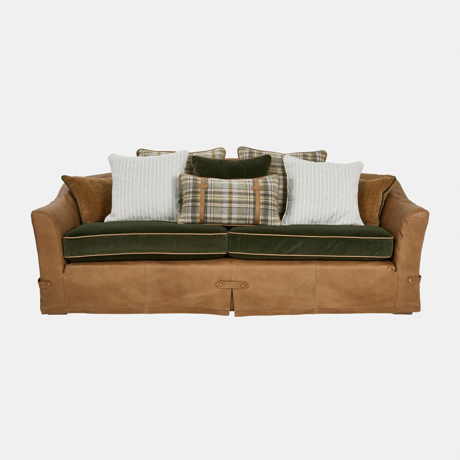 Bruine leren bank met groene kussens en geruite hoezen, comfortabele woonkamermeubel