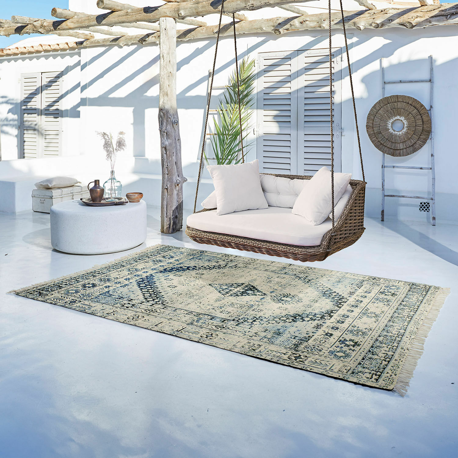 Vloerkleed voor binnen en buiten Daly Decoratief beige-blauw tapijt met patroon op lichte vloer in moderne ruimte