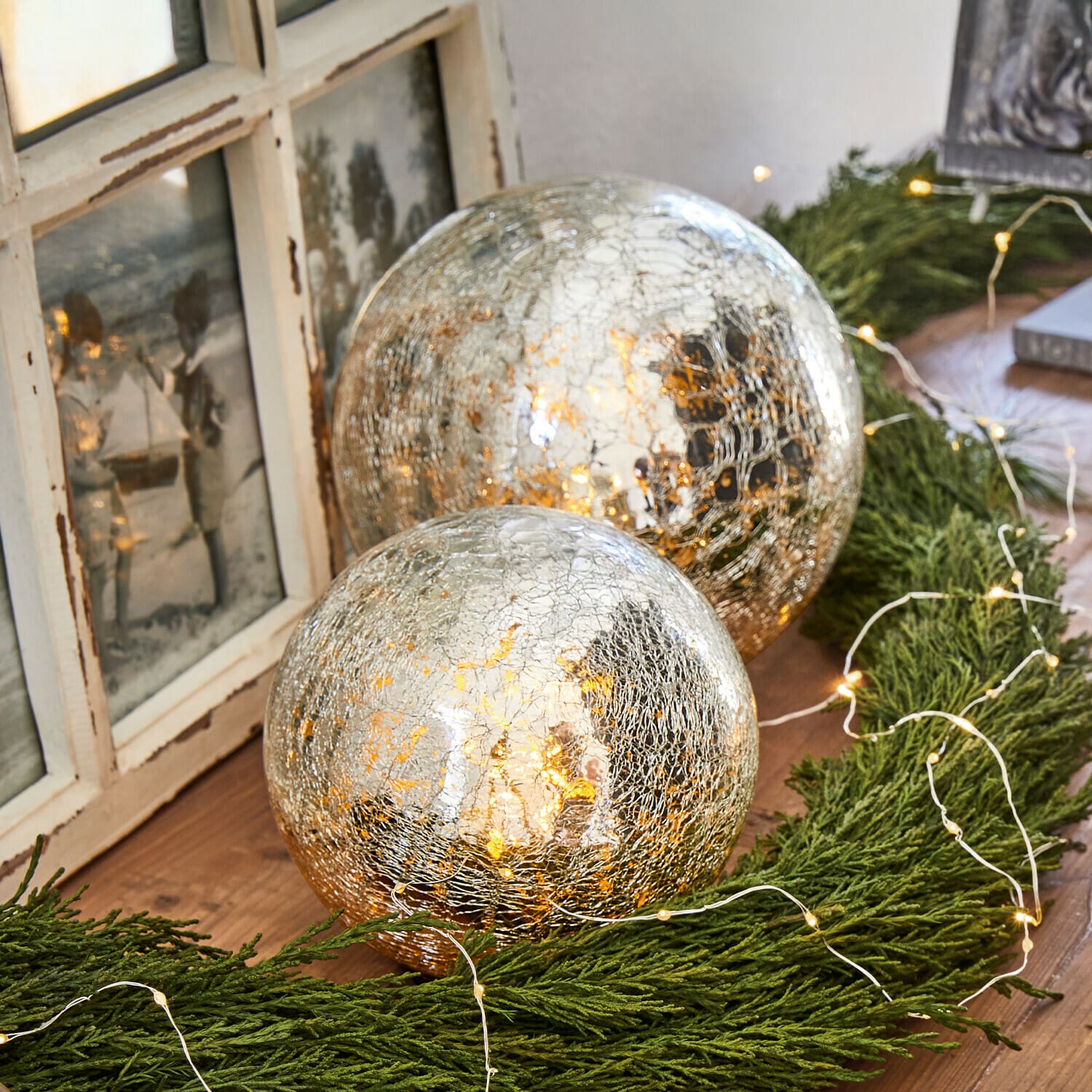 Lot de 2 boules lumineuses Lightballs Deux boules décoratives en verre argenté craquelé posées sur une couronne verte avec guirlande LED