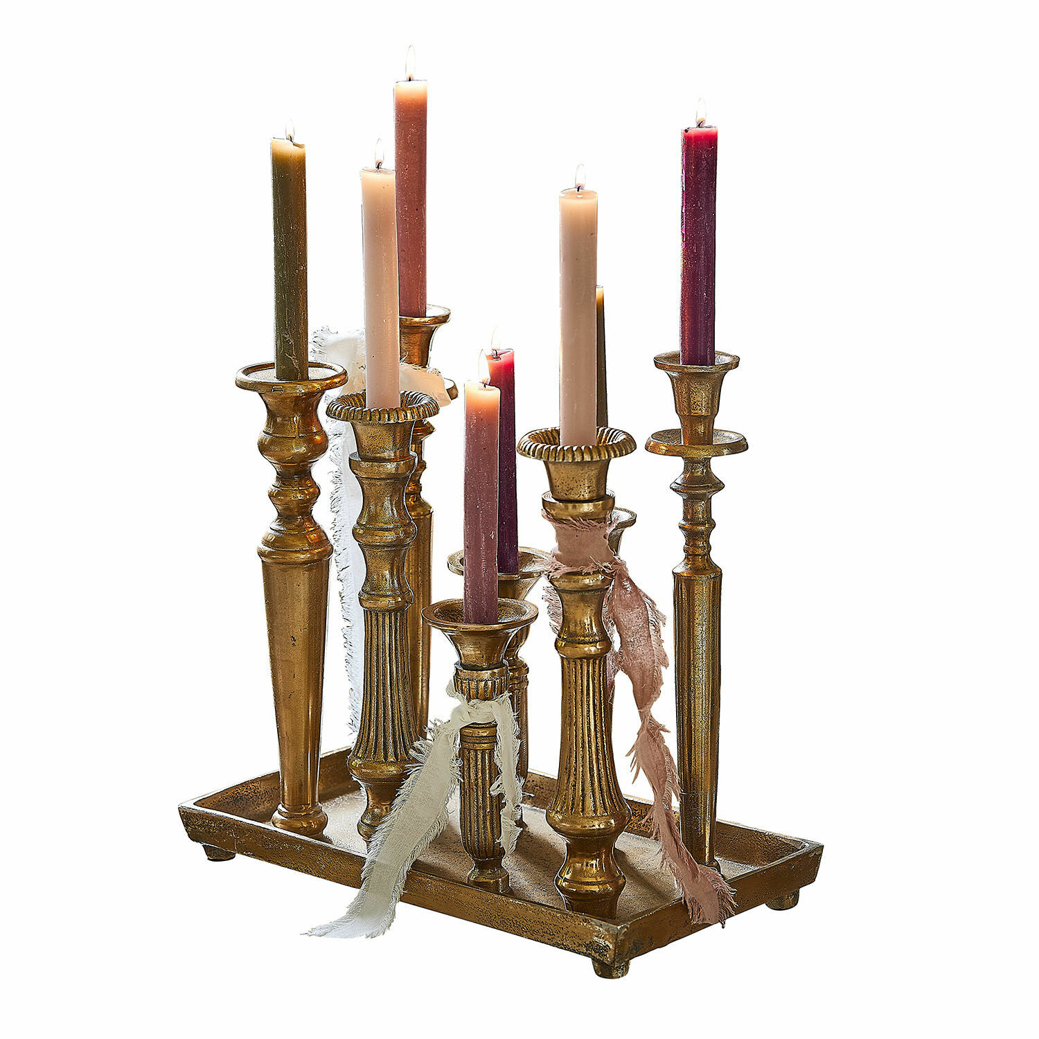 Kaarsenplateau Chavelot Set gouden metalen kandelaars met gekleurde kaarsen op een rechthoekige decoratieve tray