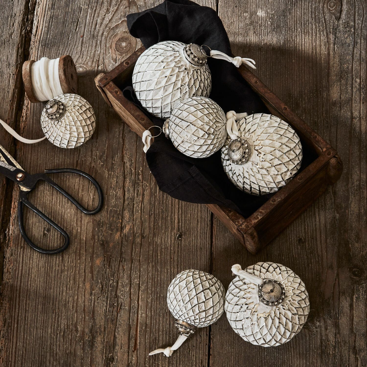 Lot de 6 décorations de Noël Maélys Décorations de Noël blanches en métal et verre à motif nid d'abeille sur table en bois avec ciseaux