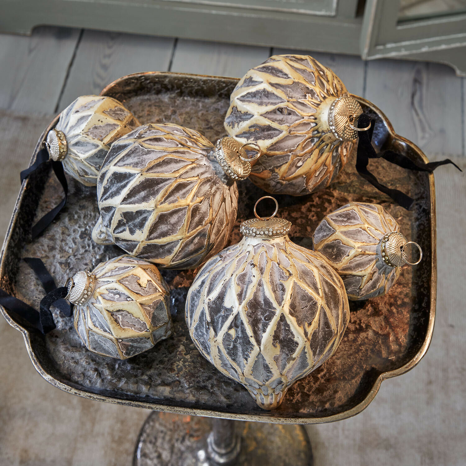 Lot de 6 boules de Noël Lunagh Ensemble de six boules de Noël décoratives gris-beige avec crochets métalliques sur plateau en métal