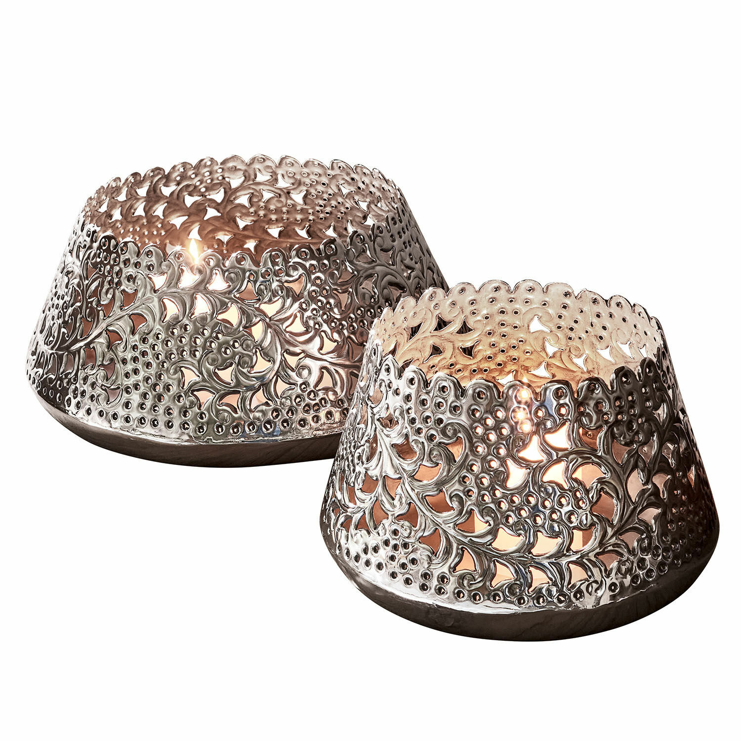 Lot de 2 photophores Brebotte Deux photophores en métal argenté avec motif ajouré de feuilles, bougeoirs décoratifs pour bougies