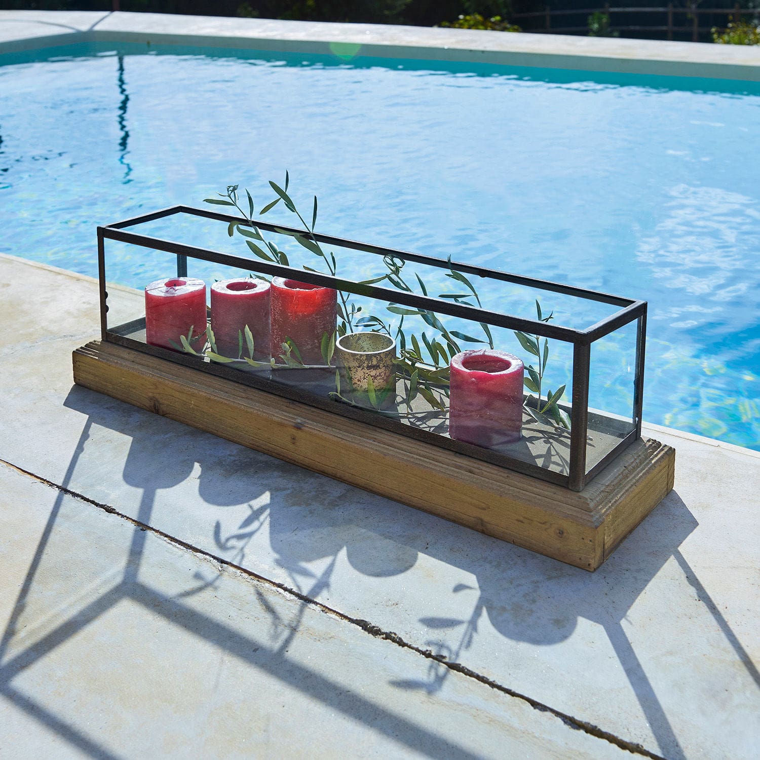 Windlicht Curgy Glazen decoratie met metalen frame en houten voet, rode kaarsen en groene takken binnenin
