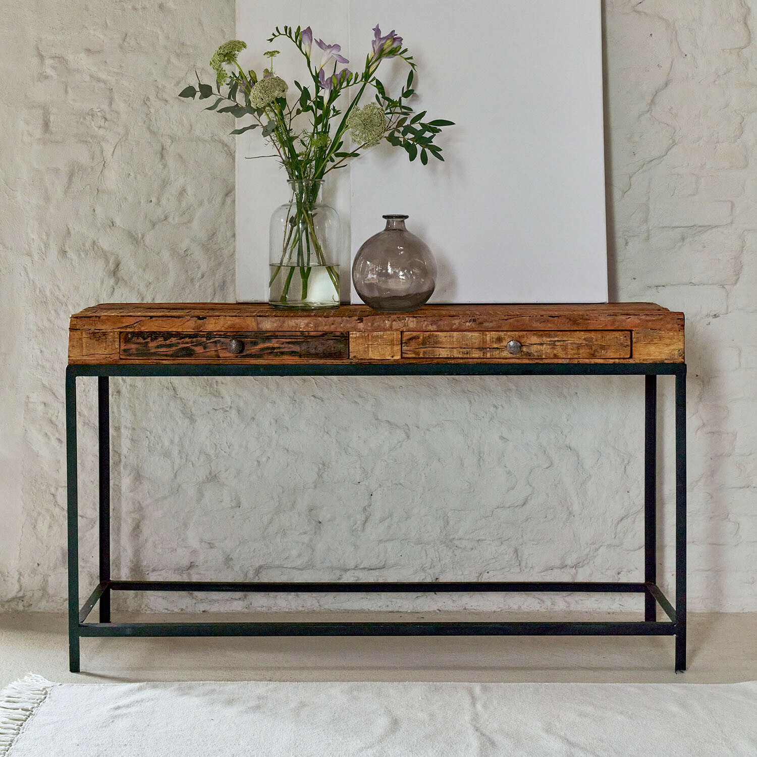 Wandtafel Rovino Industriële houten en metalen sidetable met twee lades en bloemendecoratie