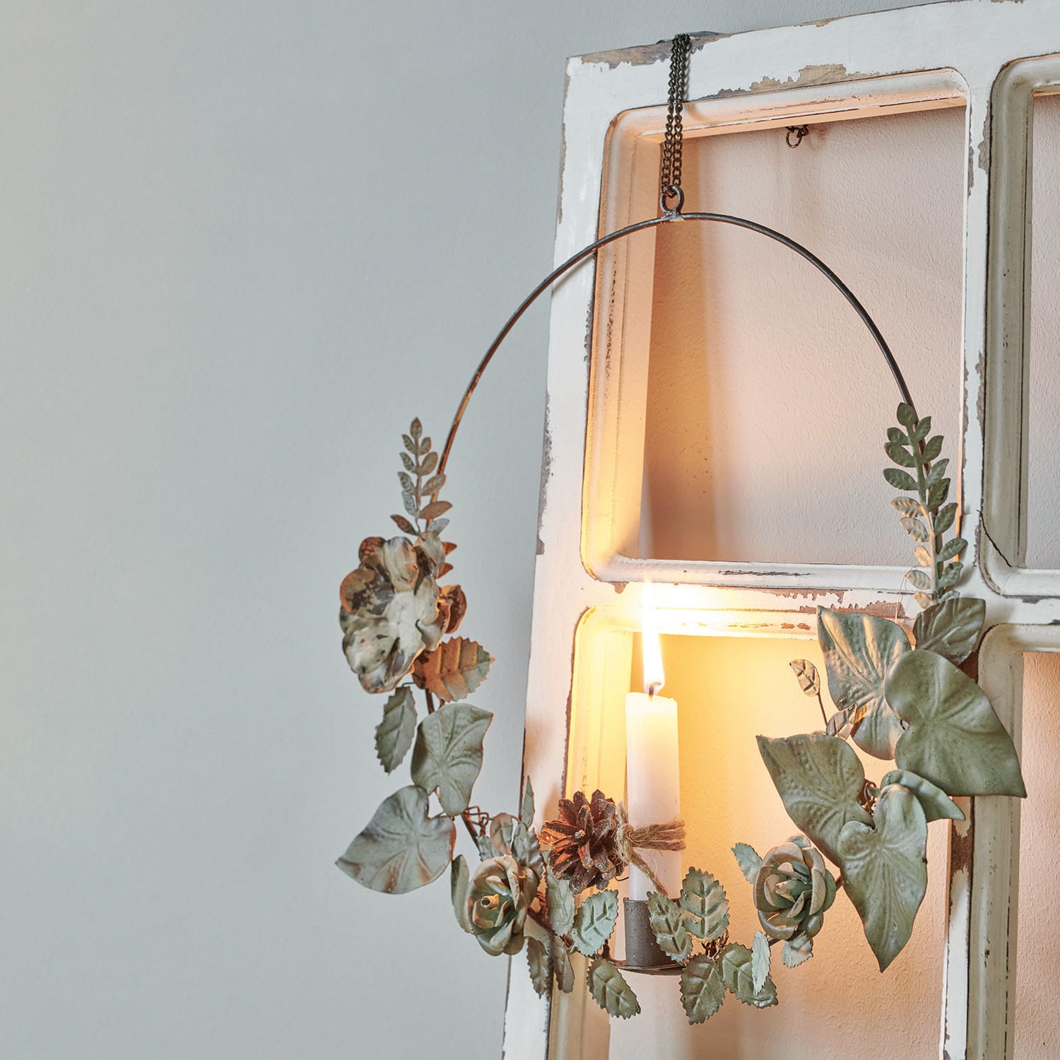 Bougeoir Néville Couronne en métal vert avec feuilles et fleurs, bougie blanche décorative allumée