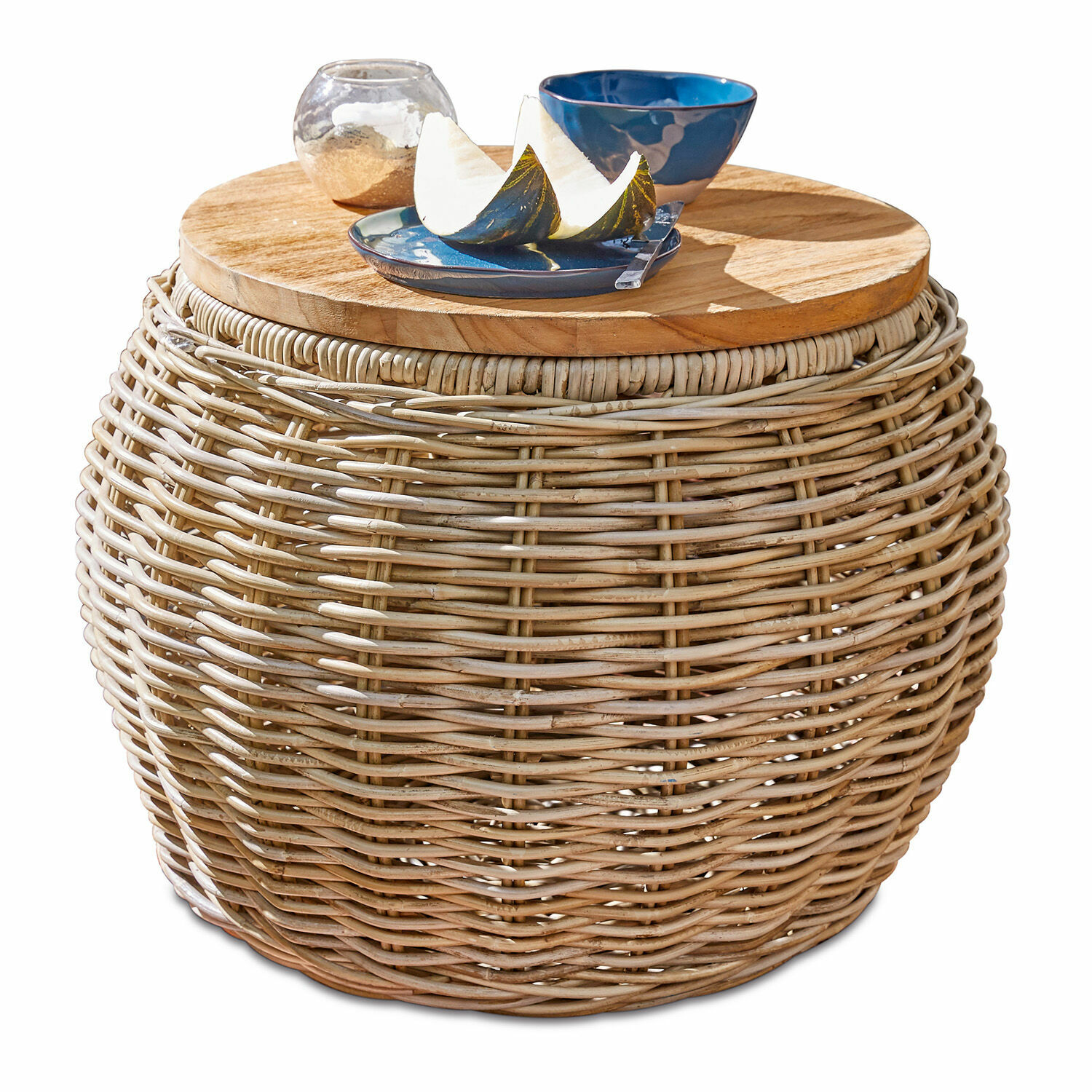Table d’appoint Sartrouville Table ronde en rotin avec plateau en bois naturel, décorée de vaisselle en céramique bleue