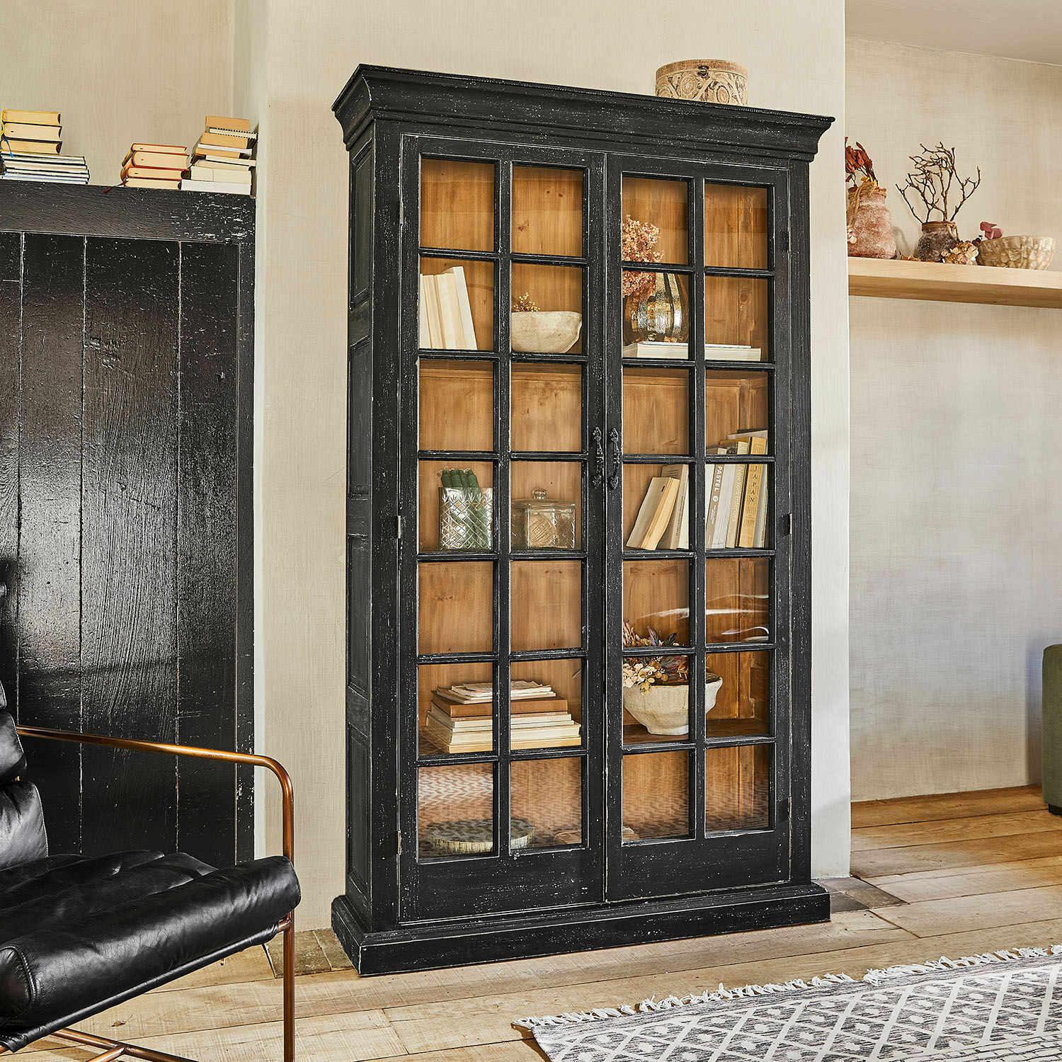 Vaisselier Mervique Vitrine en bois noir avec portes vitrées et intérieur naturel, meuble de salon élégant