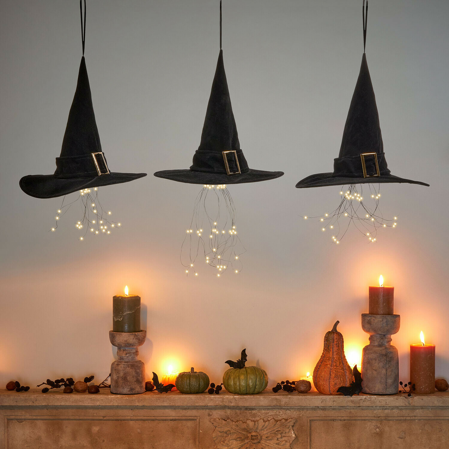 Decoratieve ledhoed set van 3 Elarwyn Drie zwarte stoffen heksenhoeden met LED-verlichting en kaarsdecoratie voor Halloween