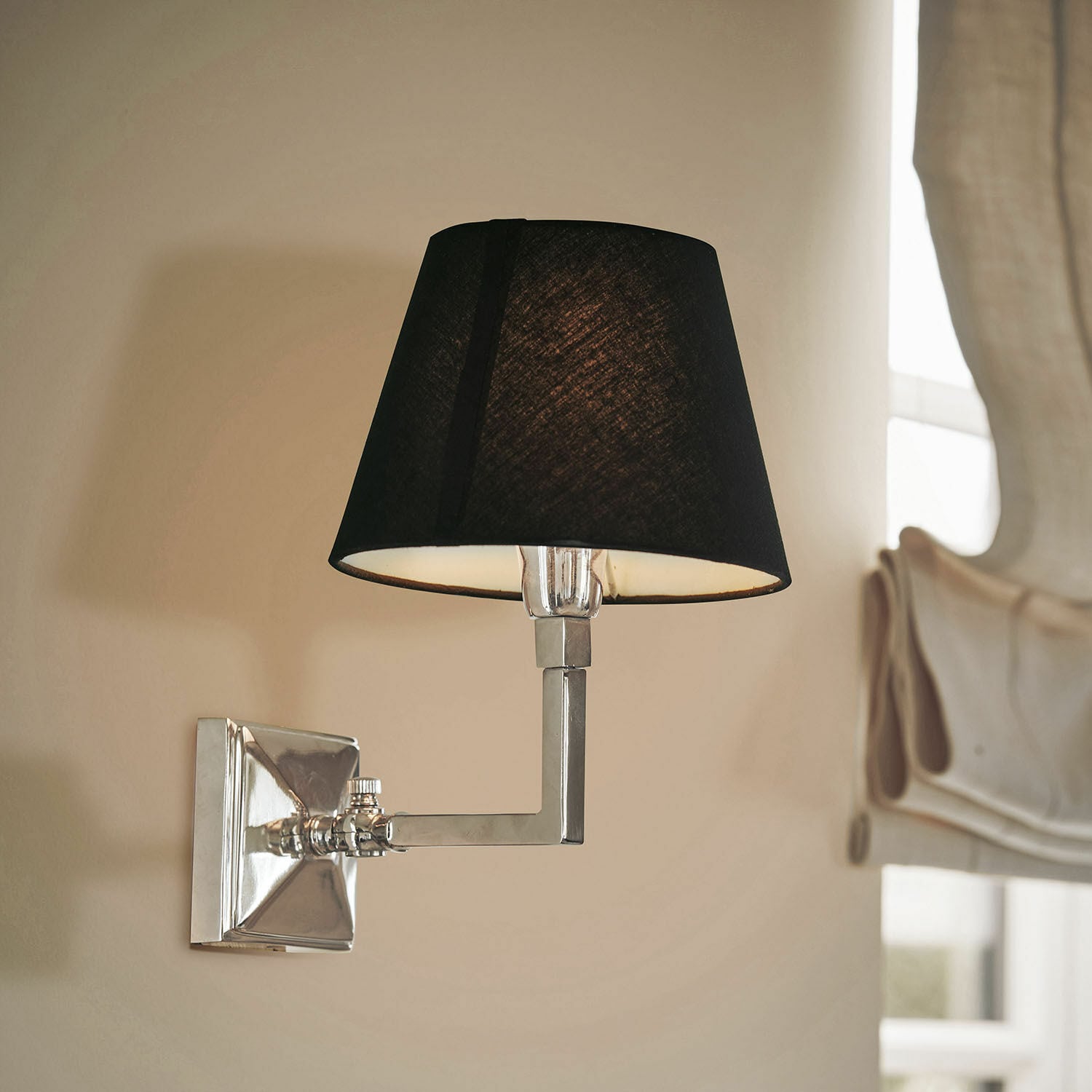 Wandlamp St. Clair Chroom wandlamp met zwarte stoffen kap voor moderne wandverlichting