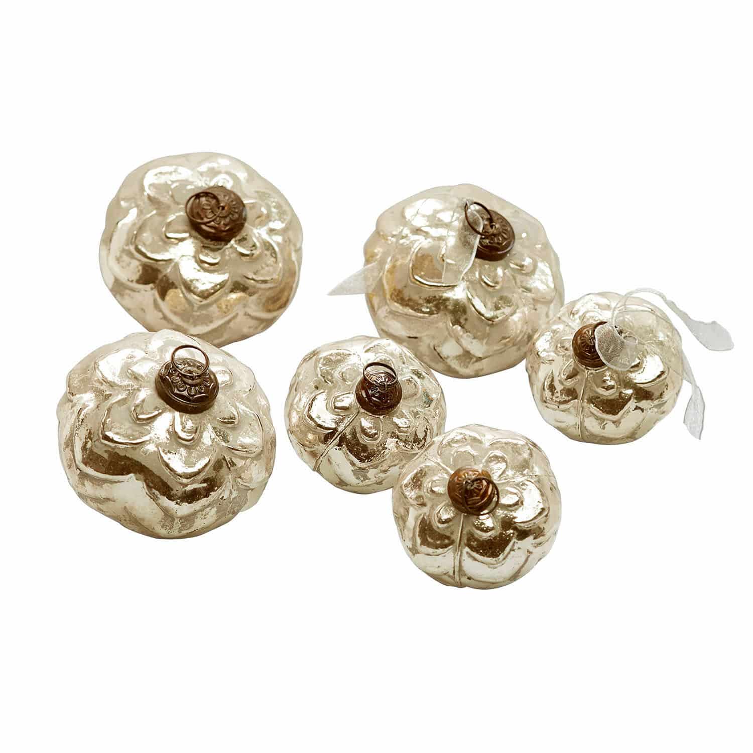 Kerstballen set van 6 Xilianne Set van zes gouden glazen decoraties met bruine ophangringen, feestelijke kerstversiering