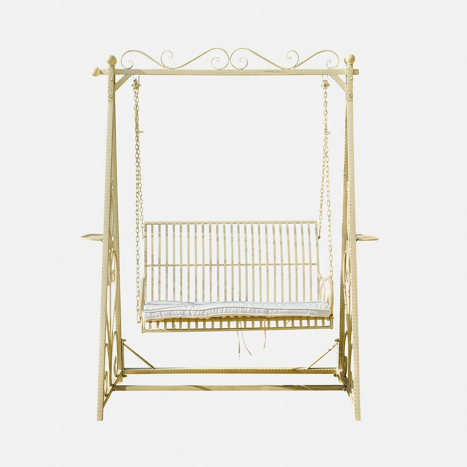 Balançoire de jardin en métal crème avec coussin blanc, parfaite pour la détente extérieure