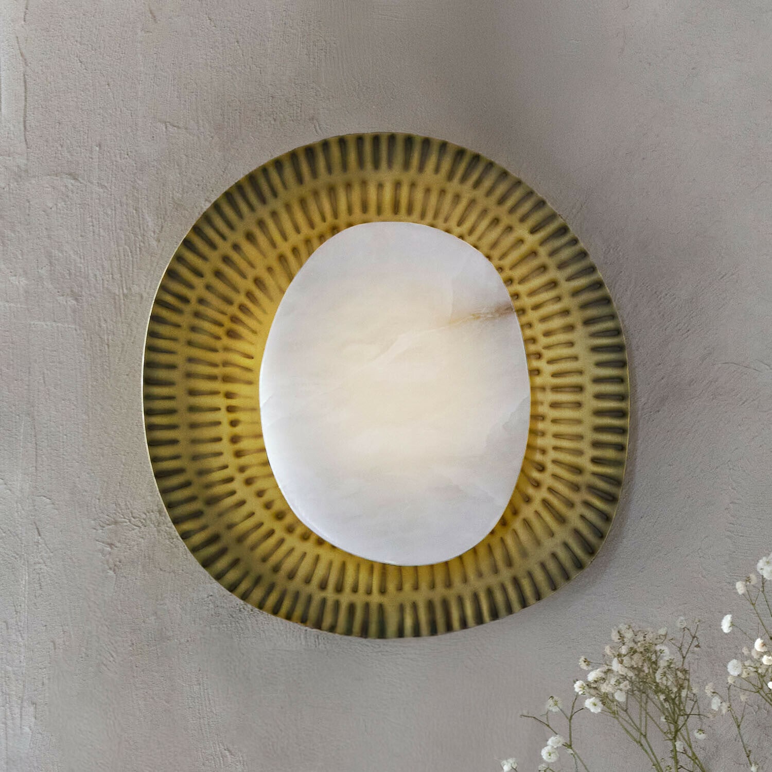 Wandlamp Piedraclara Decoratieve wandlamp van albast en olijfgroen metaal, moderne binnenverlichting