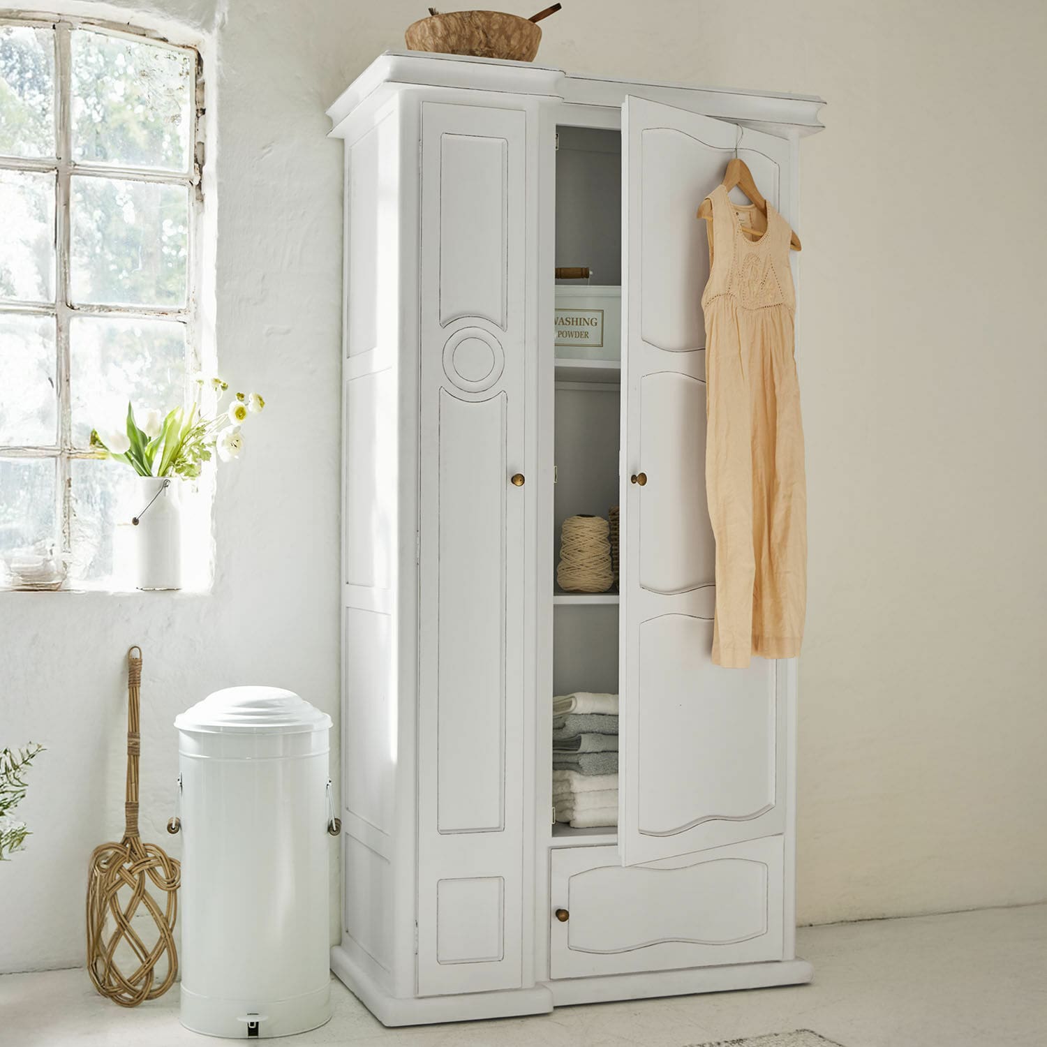 Kast Garlinet Witte houten kast met open deuren en beige jurk, vintage opbergmeubel