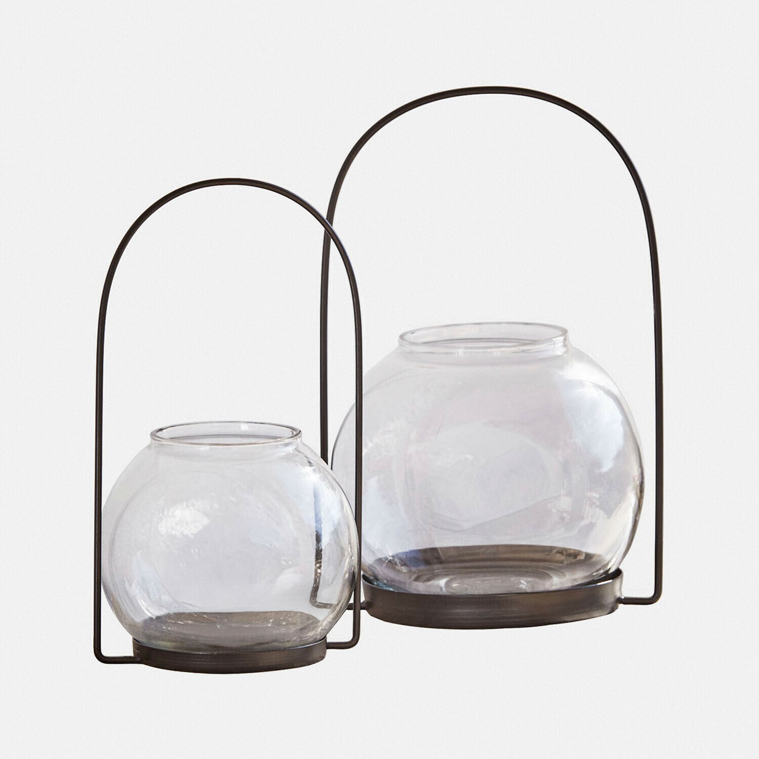 Ensemble de deux lanternes en verre transparent avec poignées métalliques noires pour décoration intérieure