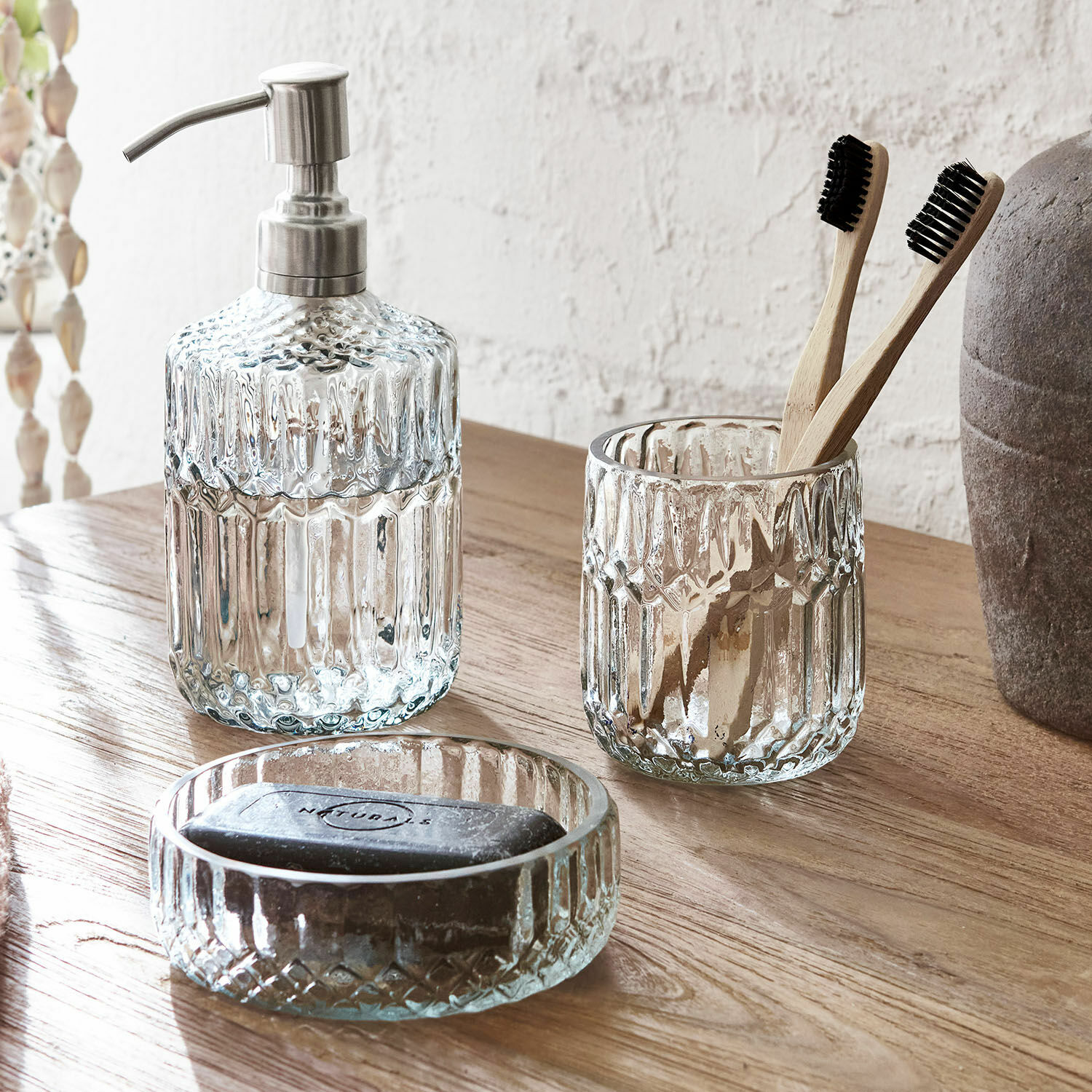 Set de salle de bains Denney Ensemble de salle de bain en verre avec distributeur, gobelet et porte-savon sur table en bois