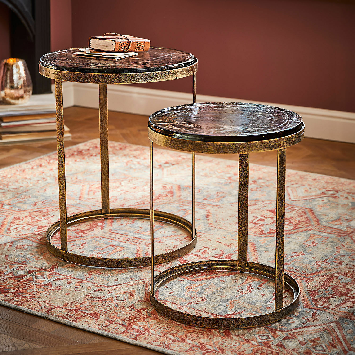 Lot de 2 tables d'appoint Beautisse Ensemble de deux tables d'appoint rondes avec cadre en métal et plateau en marbre foncé sur tapis