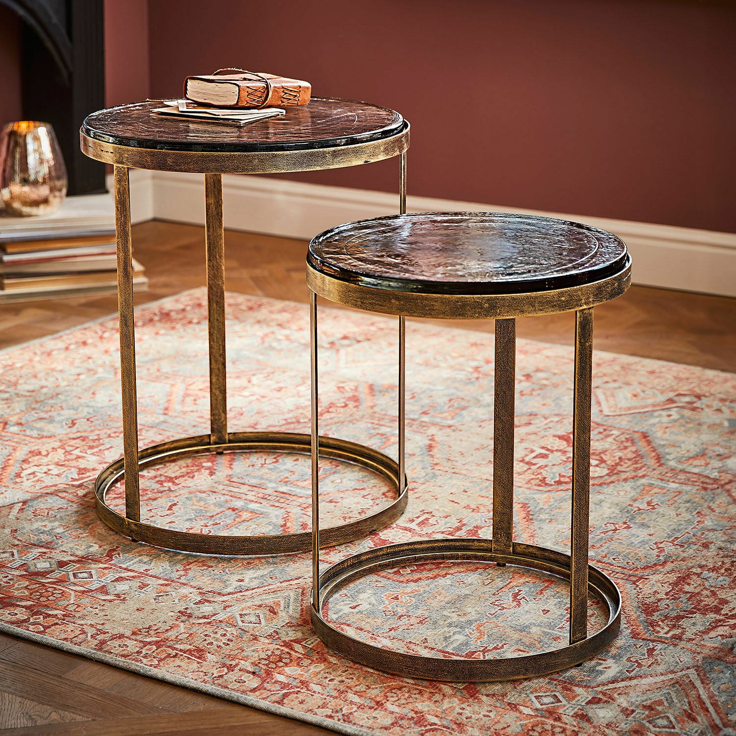 Bijzettafeltje set van 2 Beautisse Set van twee ronde bijzettafels met metalen frame en donker marmeren blad op tapijt