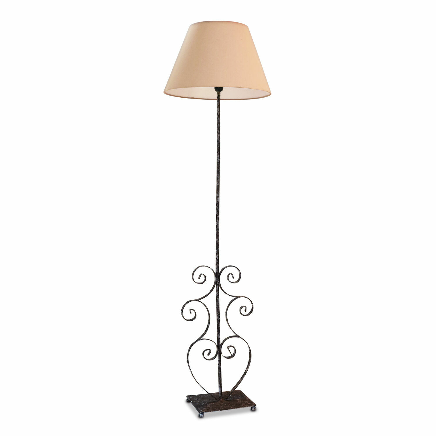 Staande lamp met zwarte metalen voet en beige kap, decoratief ontwerp voor woonkamer