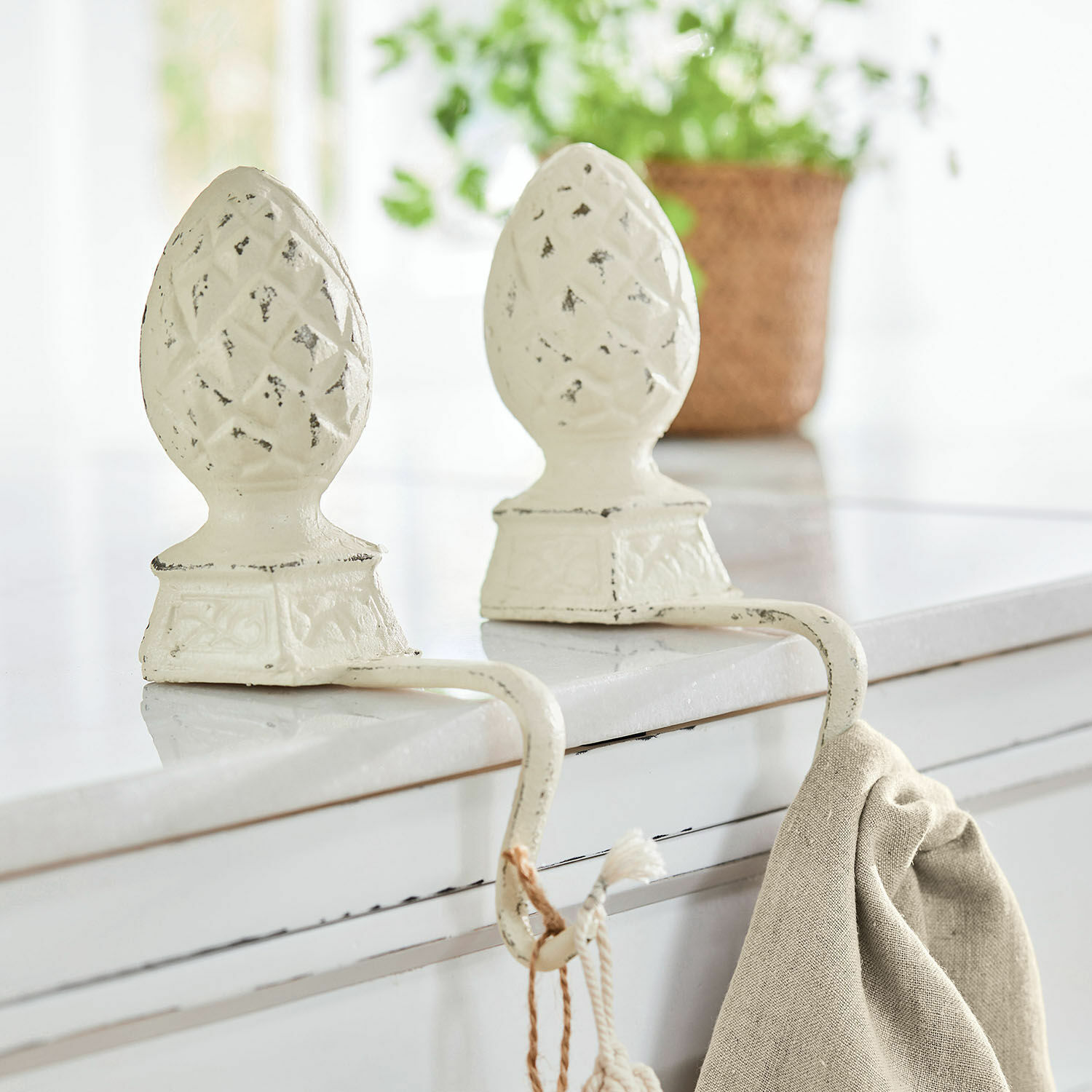 IJzeren dennenappel set van 2 Lucielle Witte metalen haak met decoratieve dennenappelvormige top om handdoeken op te hangen