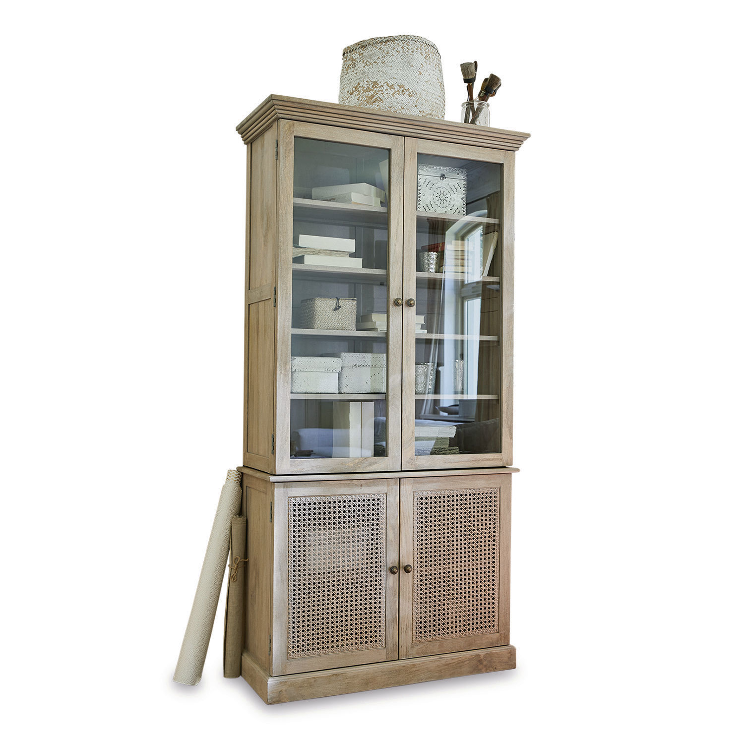 Vitrine en bois naturel avec portes vitrées et en osier pour rangement élégant dans le salon