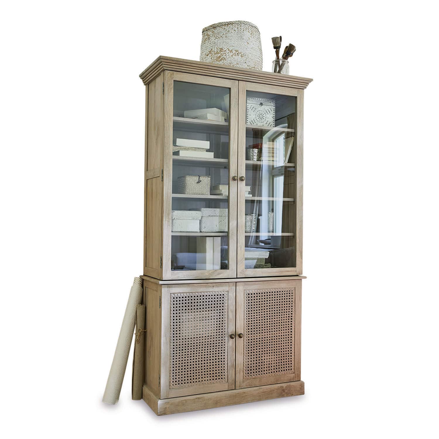 Armoire Dronne Vitrine en bois naturel avec portes vitrées et en osier pour rangement élégant dans le salon