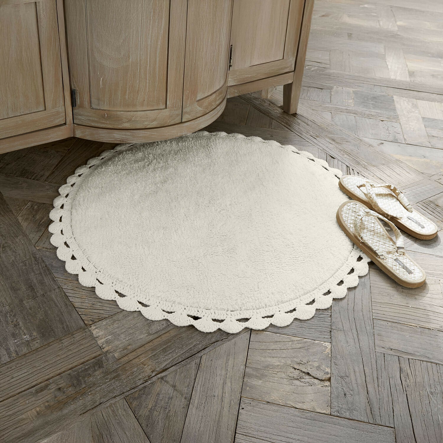 Tapis de bain Domévine Tapis rond blanc en matière douce avec bordure décorative sur un sol en bois