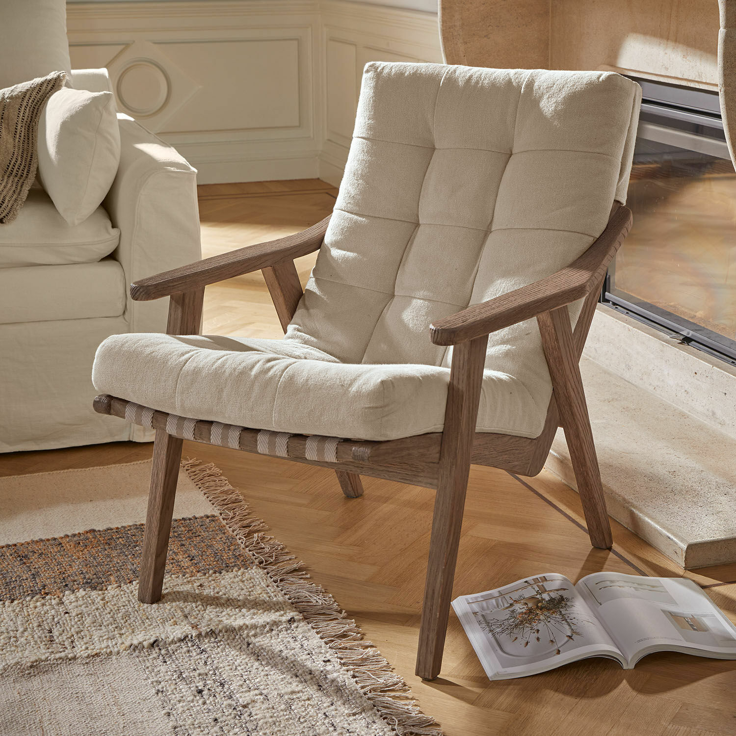 Fauteuil Rothwick Fauteuil en tissu beige clair avec structure en bois naturel, parfait pour un salon cosy