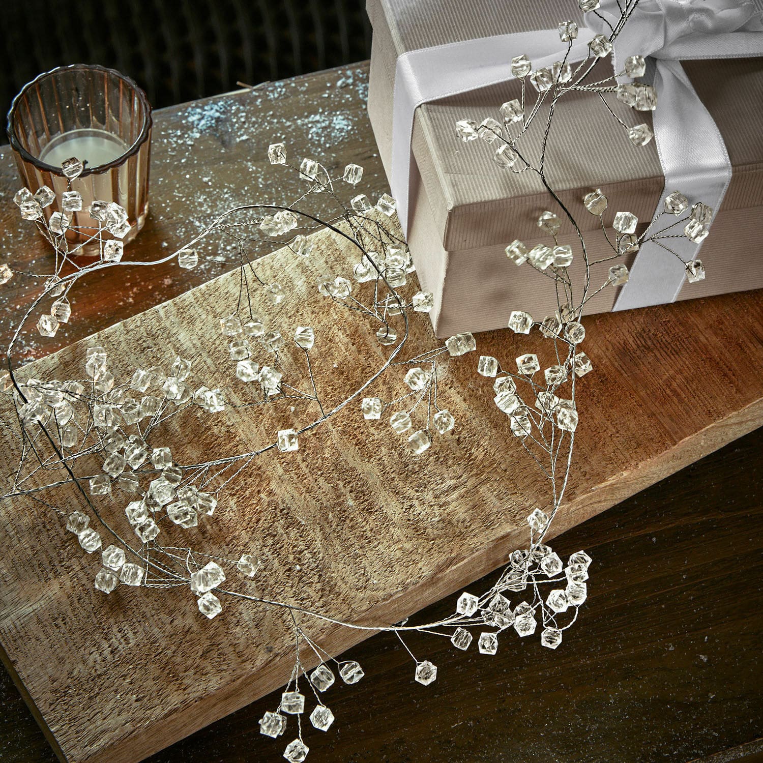 Guirlande Claix Fijne decoratieve krans van transparante kristallen op metalen frame op houten tafel
