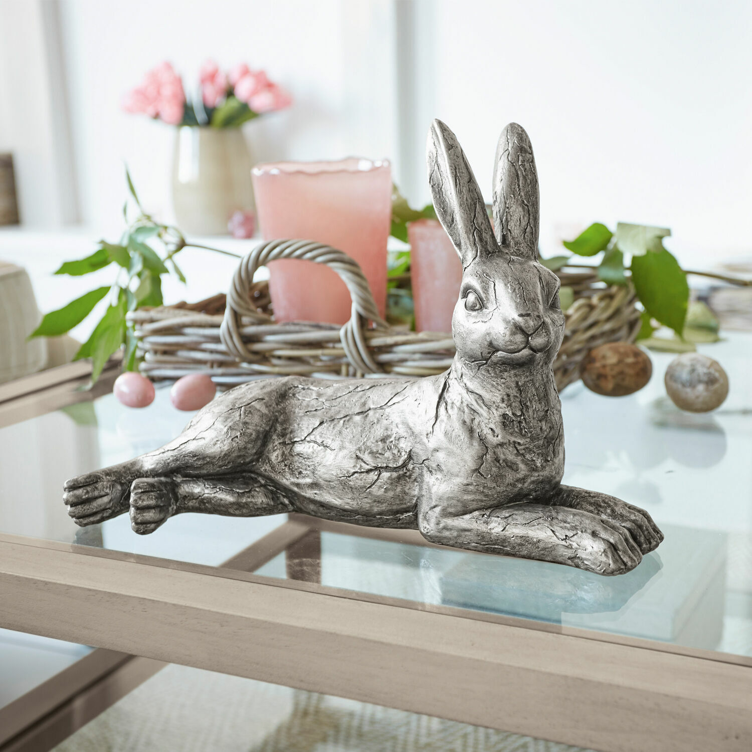 Haas Fiorentin Decoratief zilverkleurig metalen konijn op glazen tafel met lentebloemen