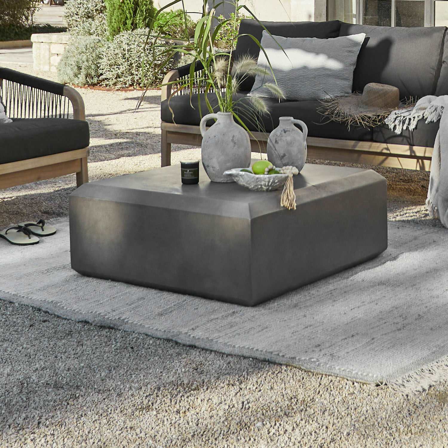 Salontafel Theodoros Moderne grijze betonnen salontafel buiten met decoratie en tuinmeubilair