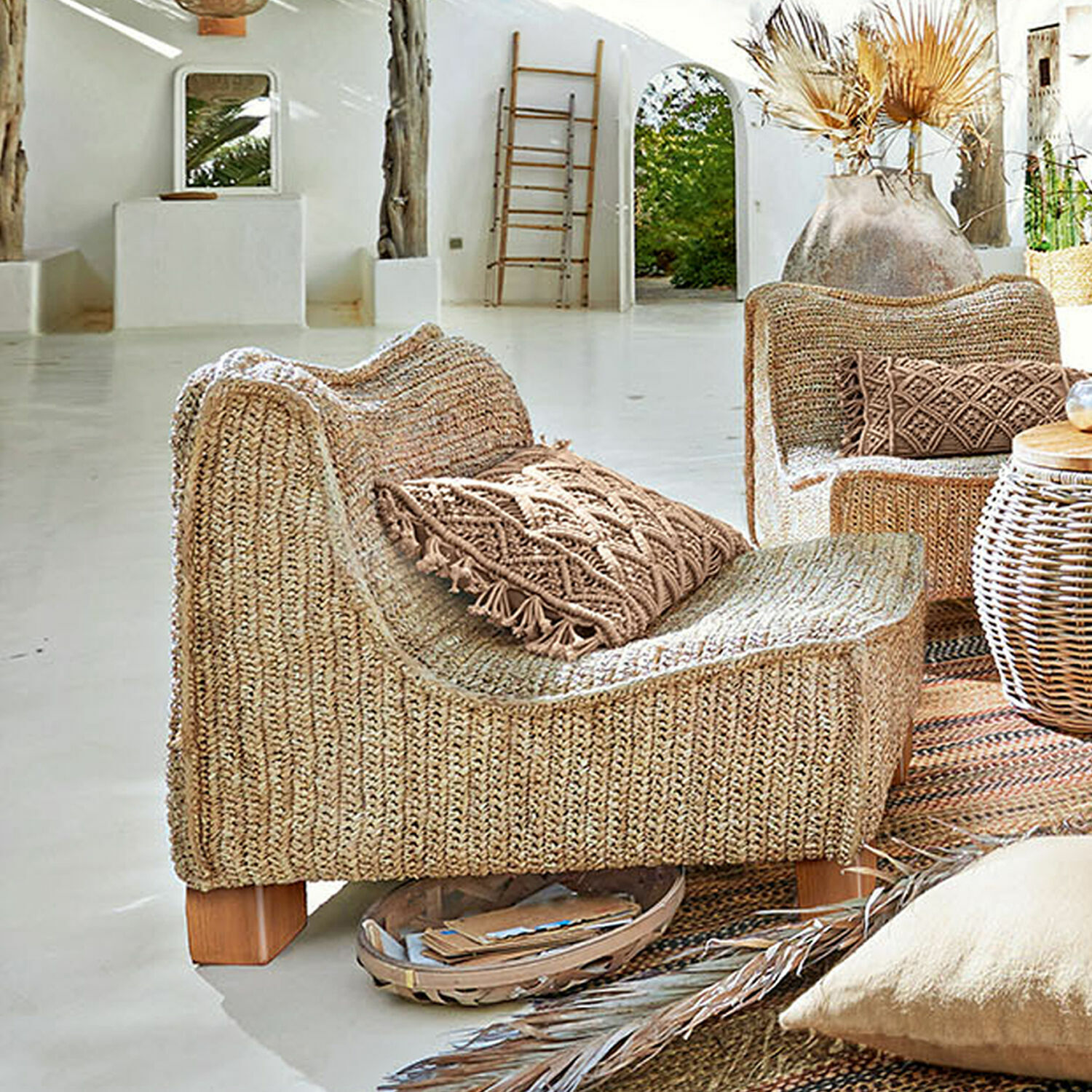 Fauteuil Bocage Fauteuil en rotin tressé couleur naturelle avec coussin décoratif et pieds en bois clair