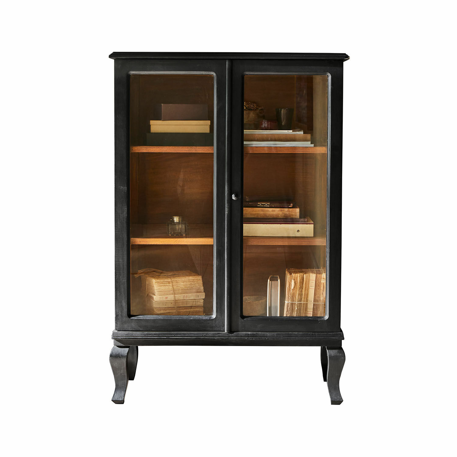 Kastje Westleigh Zwarte houten vitrinekast met glazen deuren en planken voor boeken en decoratie