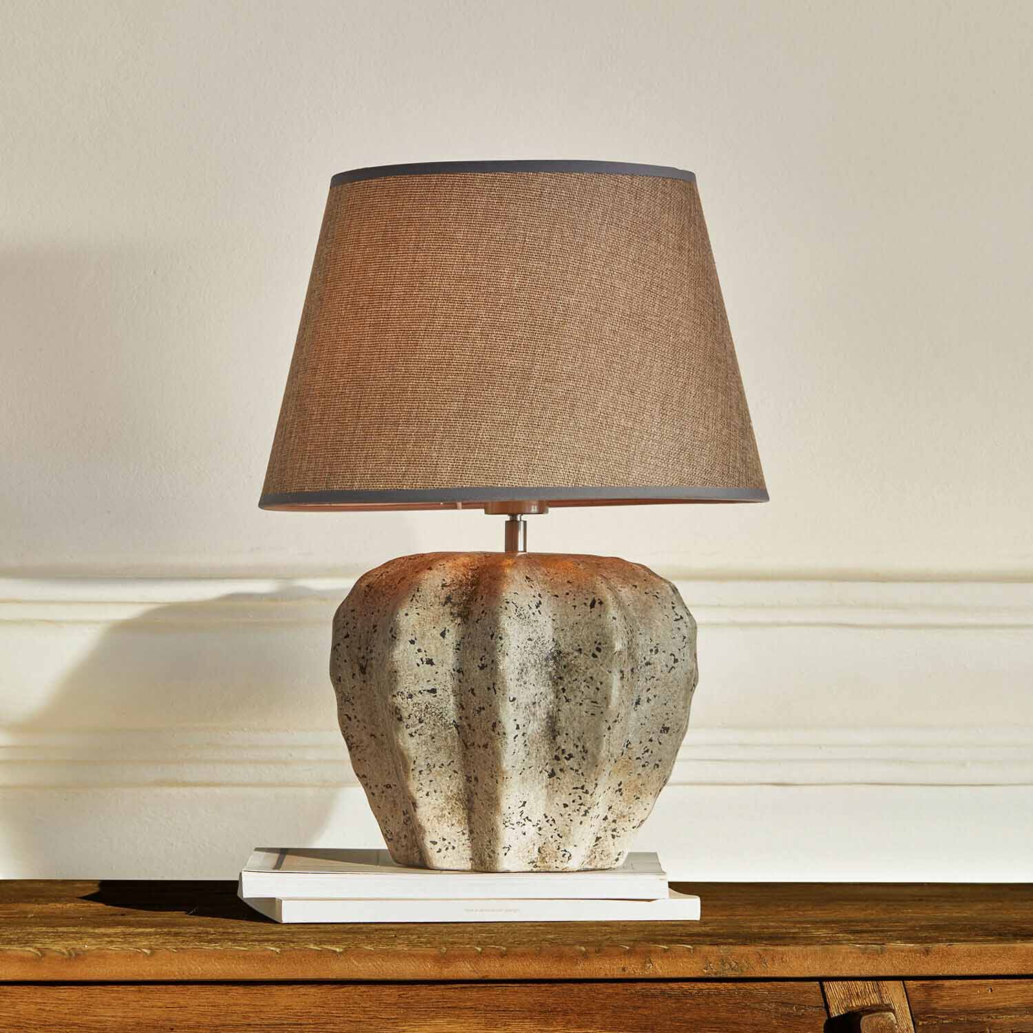 Tafellamp met stenen voet en bruine kap, decoratieve verlichting voor woonkamer