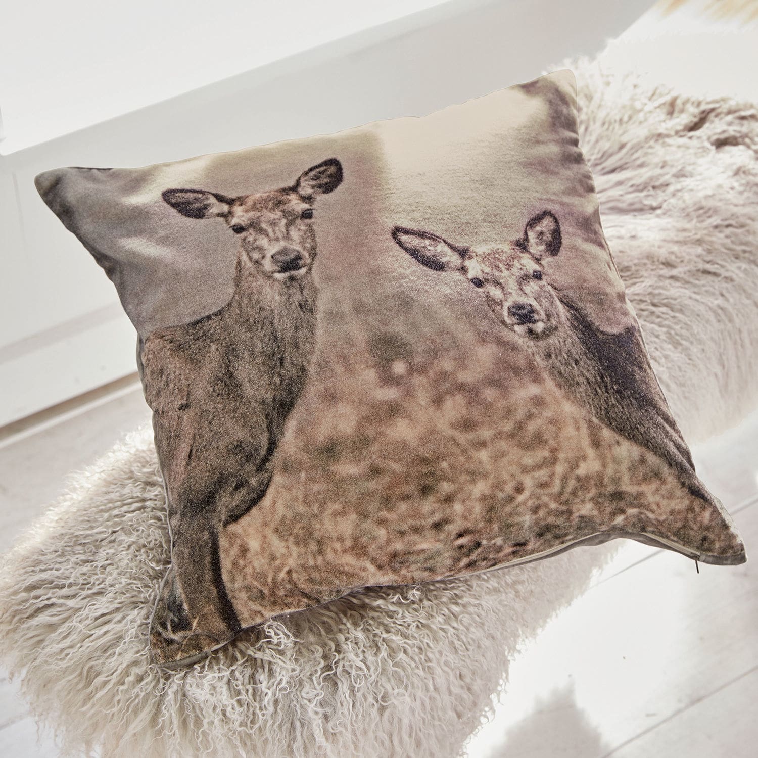 Coussin décoratif avec impression de deux cerfs en tons bruns sur tissu doux pour salon cosy