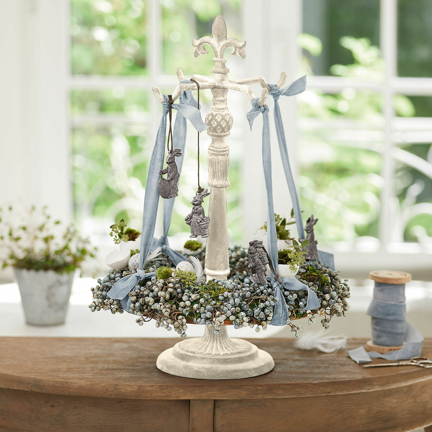 Kranshouder Antwan Decoratieve witte metalen standaard met groene krans en blauwe linten voor lentetafeldecoratie