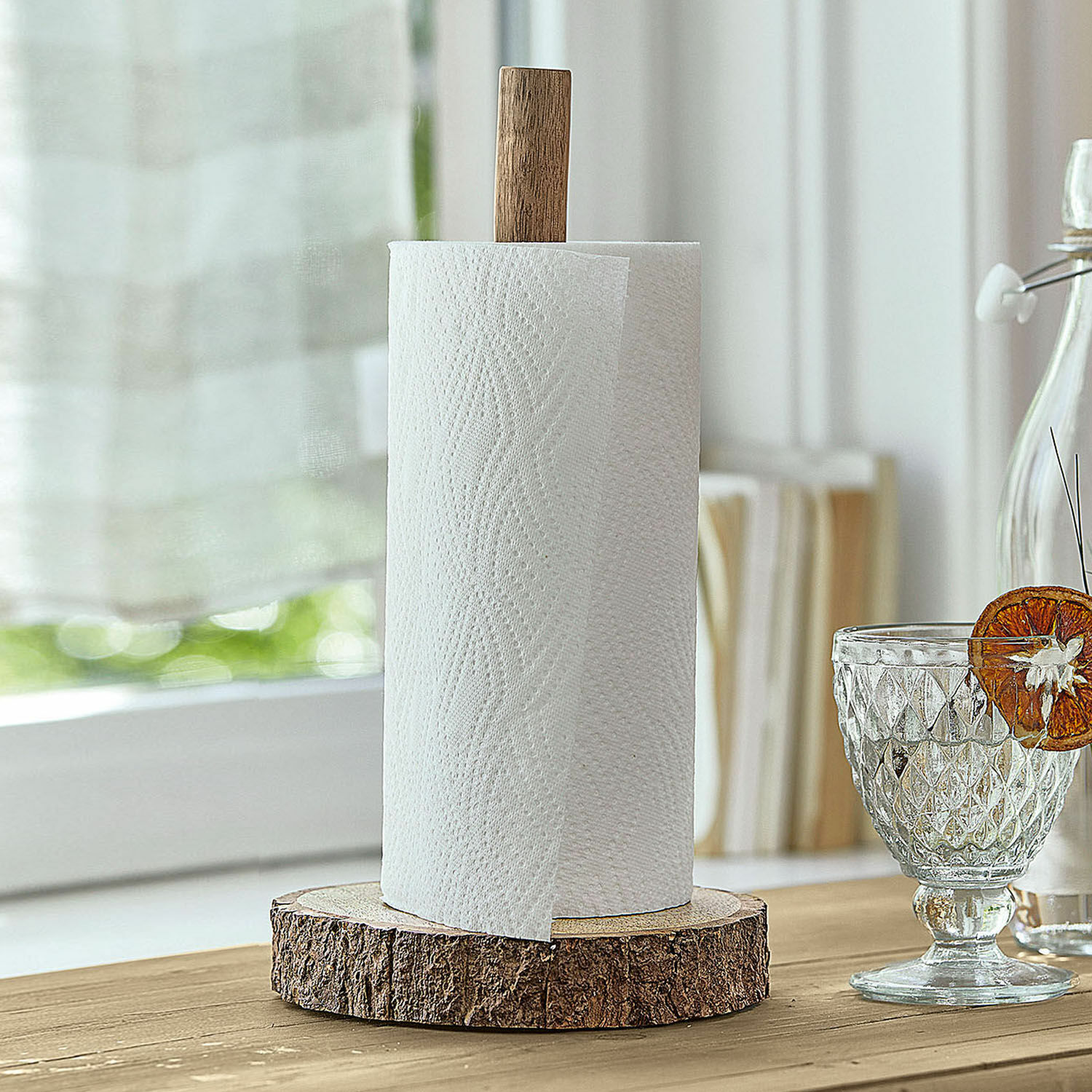 Porte-essuie-tout en bois naturel avec texture rustique sur table en bois dans une cuisine lumineuse