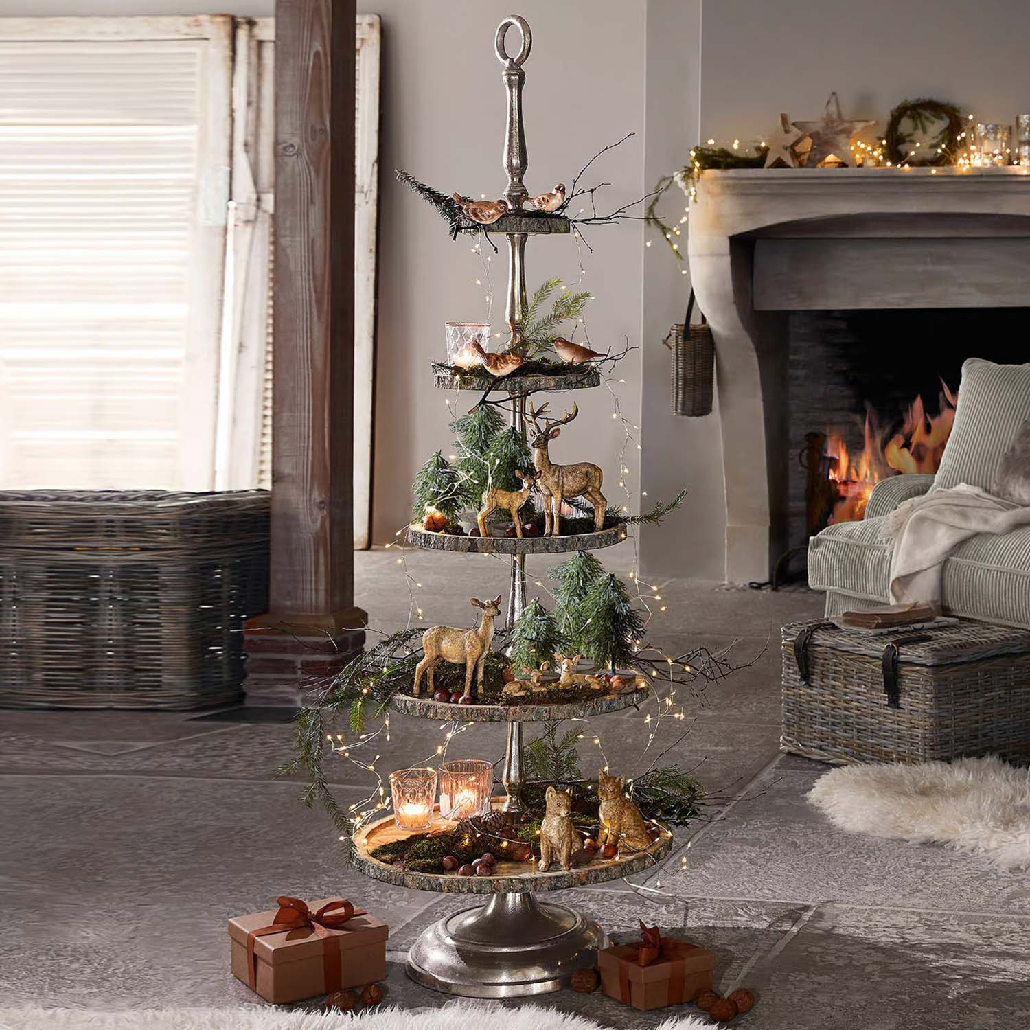 Décoration à quatre niveaux en métal avec plateaux en bois, figurines d'animaux de Noël et guirlandes lumineuses LED