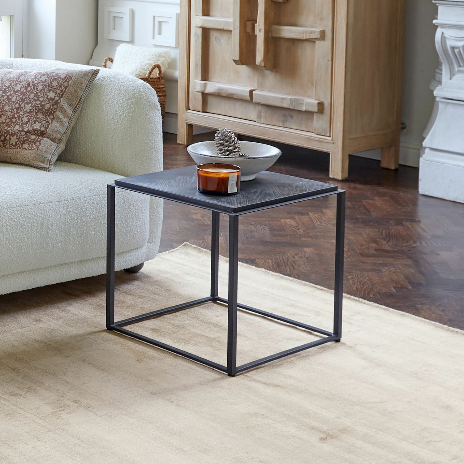Bijzettafel Lumesto Vierkante salontafel van zwart metaal en hout in moderne woonkamer met beige tapijt