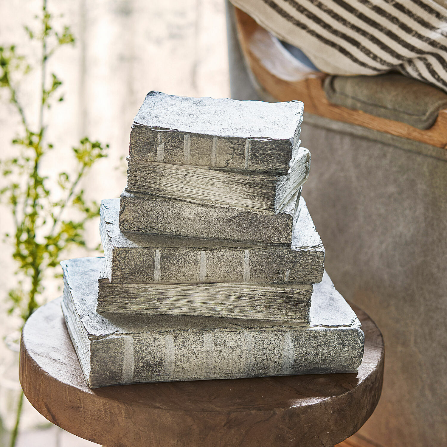 Sierboekenstapel Fjardo Decoratieve grijze kunstboeken op houten tafel voor interieurdecoratie