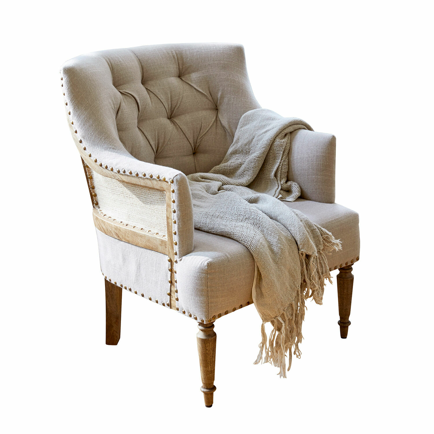 Fauteuil Bebington Beige gestoffeerde fauteuil met houten poten en zachte deken, vintage stijl voor gezellige woonkamer