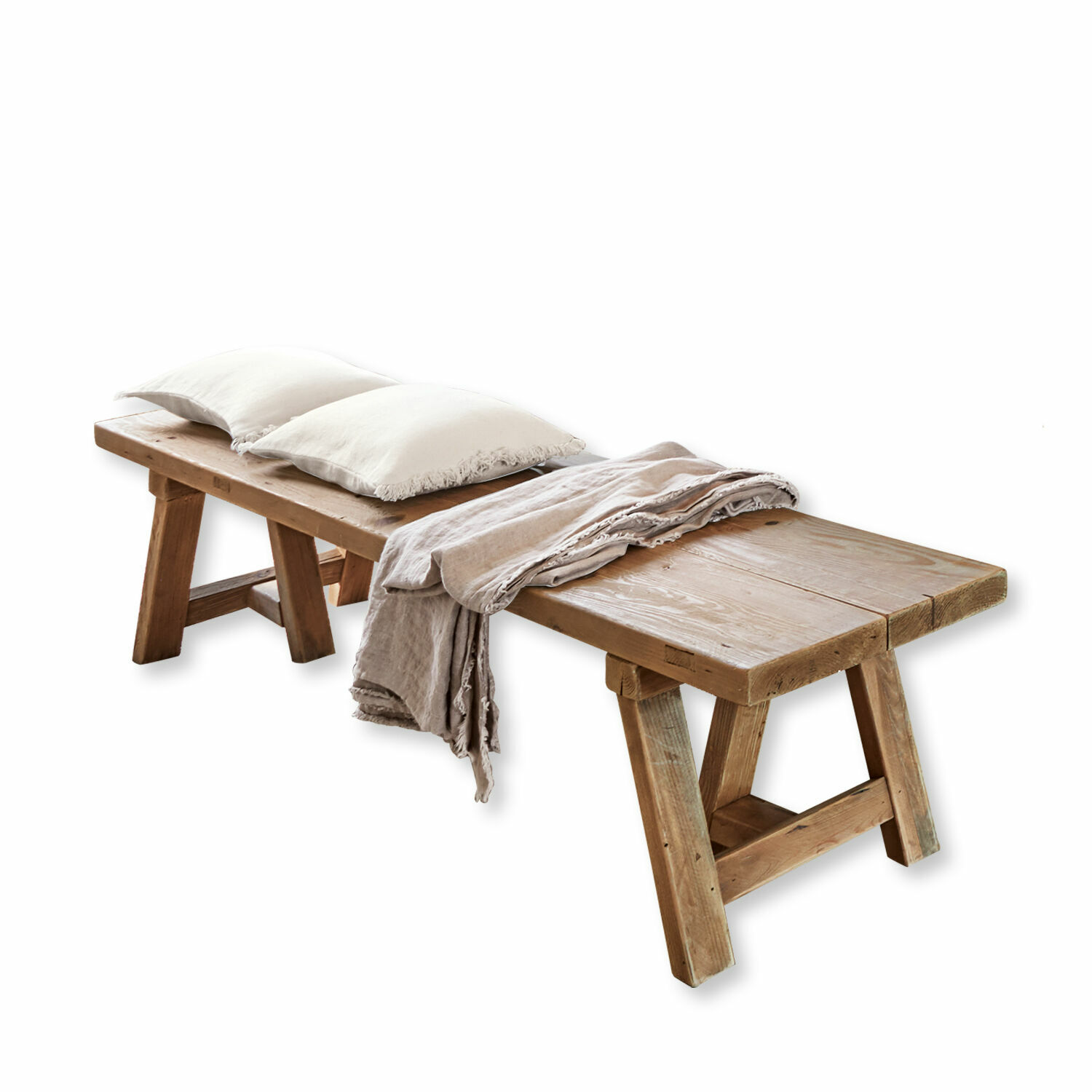 Banc Amherst Banc en bois naturel avec deux coussins clairs et un plaid beige posé dessus