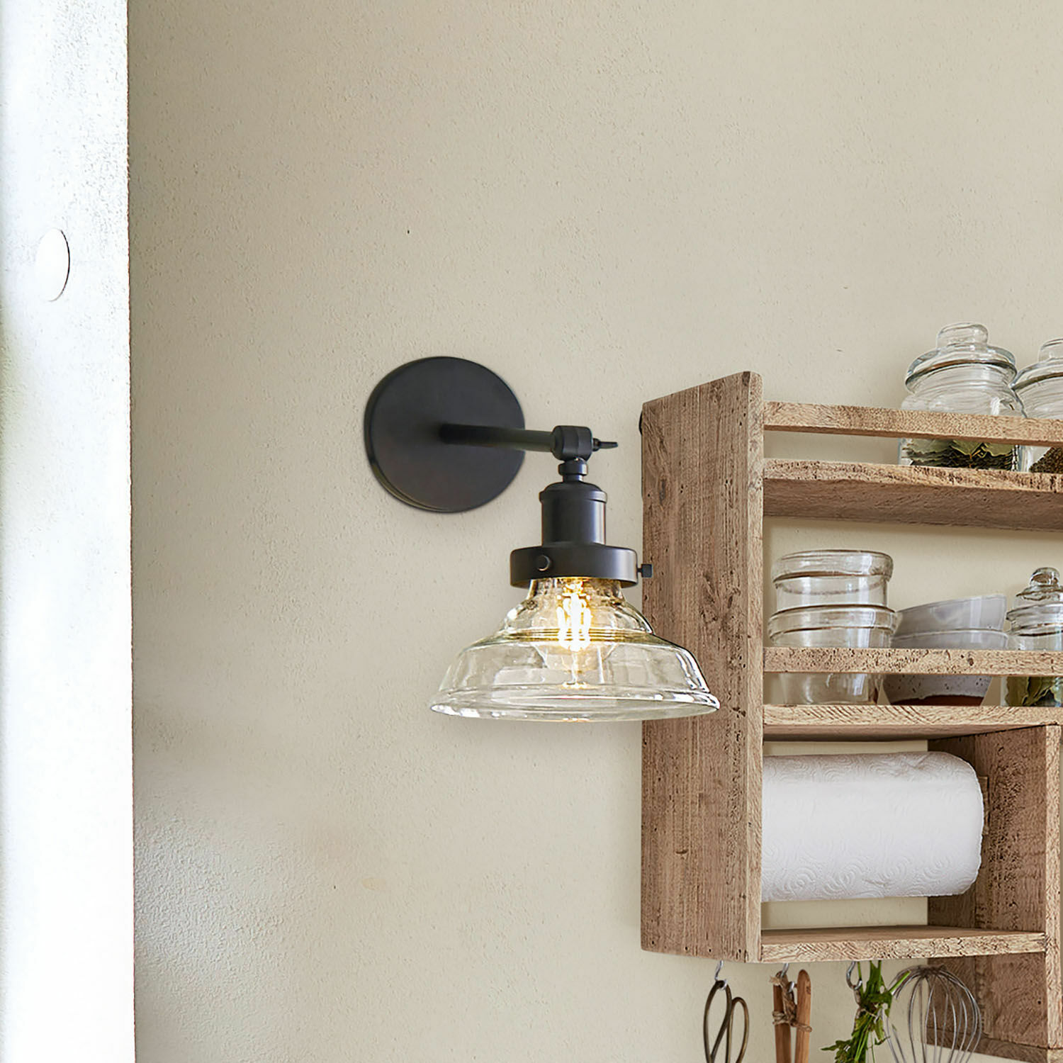 Wandlamp Manel Zwarte metalen wandlamp met doorzichtige glazen kap in industriële stijl voor keuken