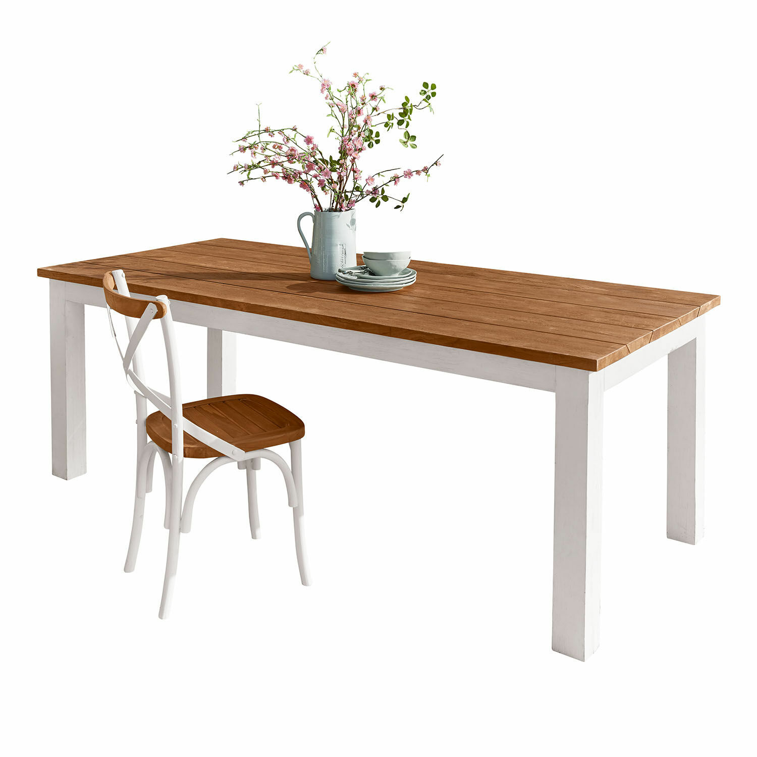 Tafel Kirkdale Houten tafel en stoel in wit en bruin met bloemendecoratie op tafel