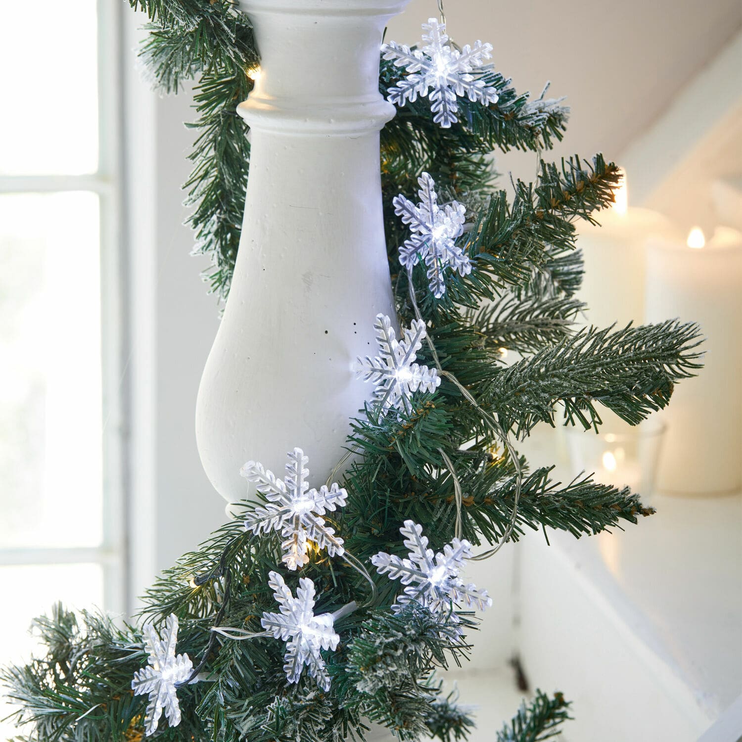 Lichtsnoer Flocke Lichtsnoer met witte sneeuwvlokken aan groene kunstdennenkrans, kerstdecoratie