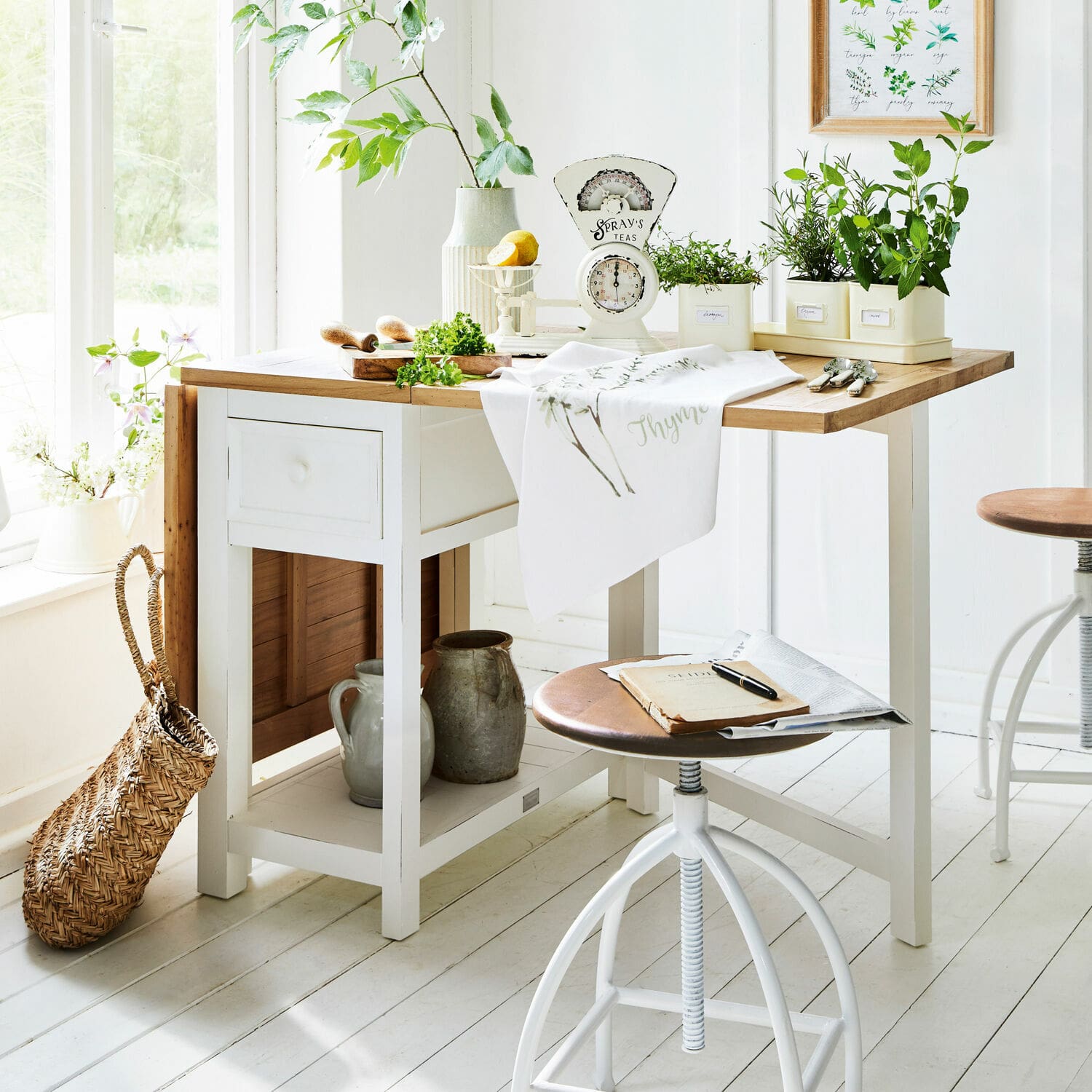Table Dale Table de cuisine en bois blanc avec plateau en bois clair et plantes vertes en pots